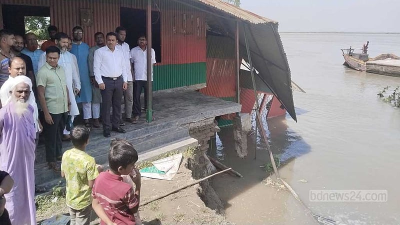 সিরাজগঞ্জে যমুনায় বিলীন হচ্ছে স্কুল, বাজার, বাড়িঘর