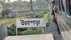 ‘মোবাইলে আর্জেন্টিনার খেলা দেখতে দেখতে হাঁটছিলেন রেললাইনে’, কাটা পড়লেন ট্রেনে