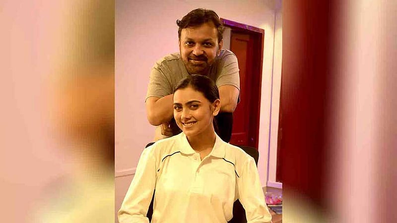 ইধিকাকে ক্রিকেট শেখাচ্ছেন সৃজিত