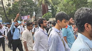 শিক্ষামন্ত্রীর পদত্যাগ চেয়ে সচিবালয় অভিমুখে পরীক্ষার্থীদের 'লংমার্চ'