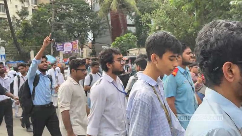 শিক্ষামন্ত্রীর পদত্যাগ চেয়ে সচিবালয় অভিমুখে পরীক্ষার্থীদের 'লংমার্চ'