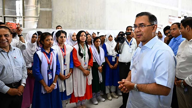 সংসদ অধিবেশনে আসা শিক্ষার্থীদের সঙ্গে দেখা করলেন প্রধানমন্ত্রী
