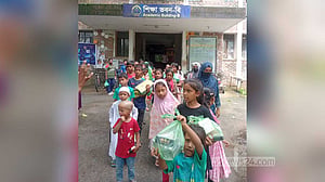 জুলাই শহীদ রুদ্র সেন স্মরণে শাবিতে দরিদ্র শিশুদের খাবার বিতরণ