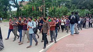 খাবারের মান নিয়ে কথা বলায় মারধর: শাবি শিক্ষার্থীদের বিক্ষোভ তৃতীয় দিনে