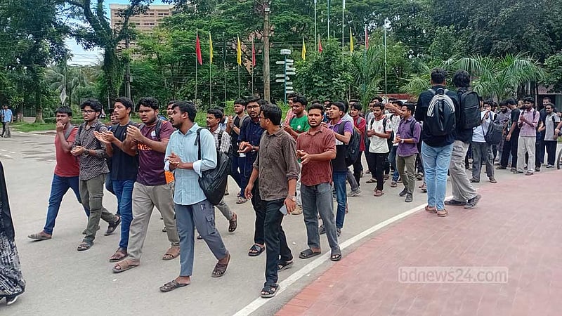 খাবারের মান নিয়ে কথা বলায় মারধর: শাবি শিক্ষার্থীদের বিক্ষোভ তৃতীয় দিনে