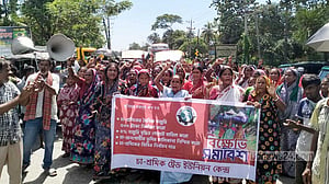 ৫০০ টাকা মজুরির দাবিতে সিলেটে চা-শ্রমিকদের সড়ক অবরোধ