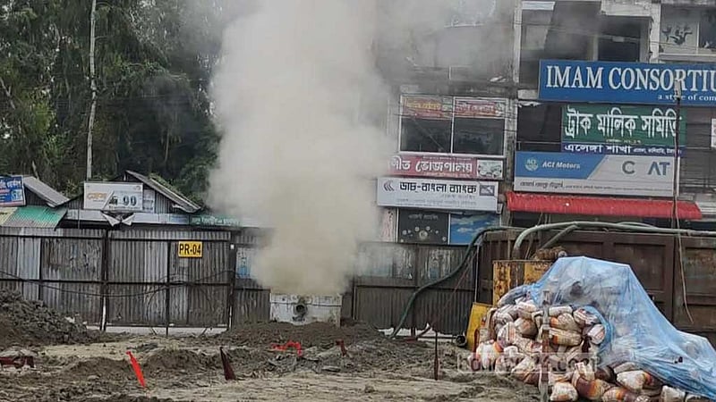 টাঙ্গাইলে ফ্লাইওভারের পাইলিংয়ের সময় গ্যাসের পাইপলাইনে ফাটল