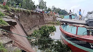 যমুনার ভাঙনে বিলীন সড়ক, তৃতীয় দিনের মত বন্ধ যান চলাচল