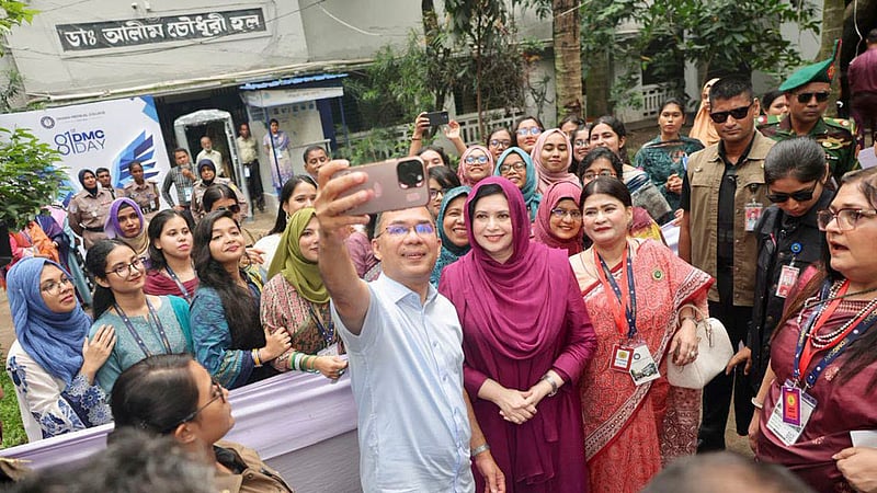 প্রধানমন্ত্রীকে পেয়ে অভাব-অভিযোগ শোনালেন ডিএমসির চিকিৎসক-শিক্ষার্থীরা