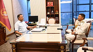 প্রধানমন্ত্রীর সঙ্গে বিদায়ী নৌবাহিনী প্রধানের সাক্ষাৎ