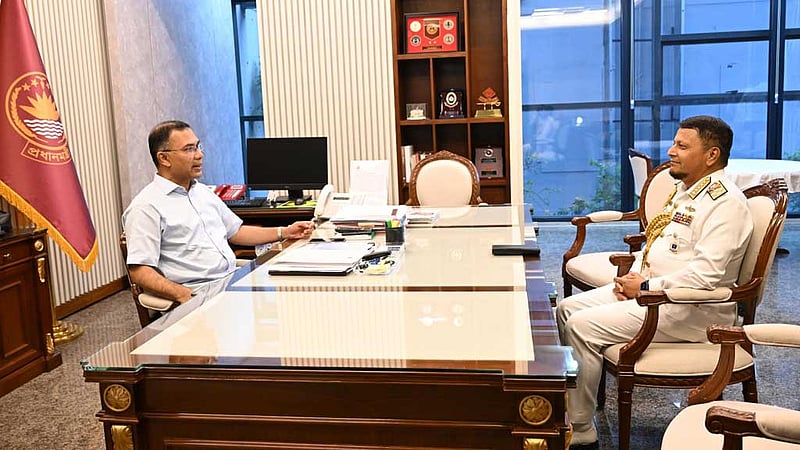 প্রধানমন্ত্রীর সঙ্গে বিদায়ী নৌবাহিনী প্রধানের সাক্ষাৎ