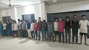 টঙ্গীতে মাদকবিরোধী অভিযানে পুলিশের গাড়িতে ‘হামলাচেষ্টা’, সাউন্ড গ্রেনেড নিক্ষেপ