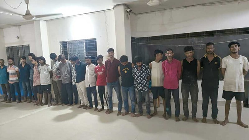 টঙ্গীতে মাদকবিরোধী অভিযানে পুলিশের গাড়িতে ‘হামলাচেষ্টা’, সাউন্ড গ্রেনেড নিক্ষেপ