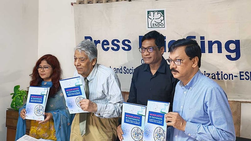 দেশে বিক্রি হওয়া ৩৪ টুথপেস্টের ২৬টিতেই মাইক্রোপ্লাস্টিক: গবেষণার তথ্য