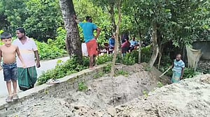 টুঙ্গিপাড়ায় কালভার্টের মাটি অপসারণ, জলাবদ্ধতা থেকে রক্ষা পেল ৩০০ পরিবার