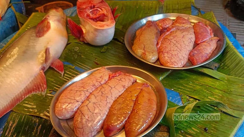 বাজারে মাছের ডিমের কাটতি, দামও চড়া