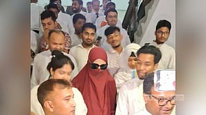 প্রতারণার মামলায় আত্মসমর্পণ করে নায়িকা ববির জামিন