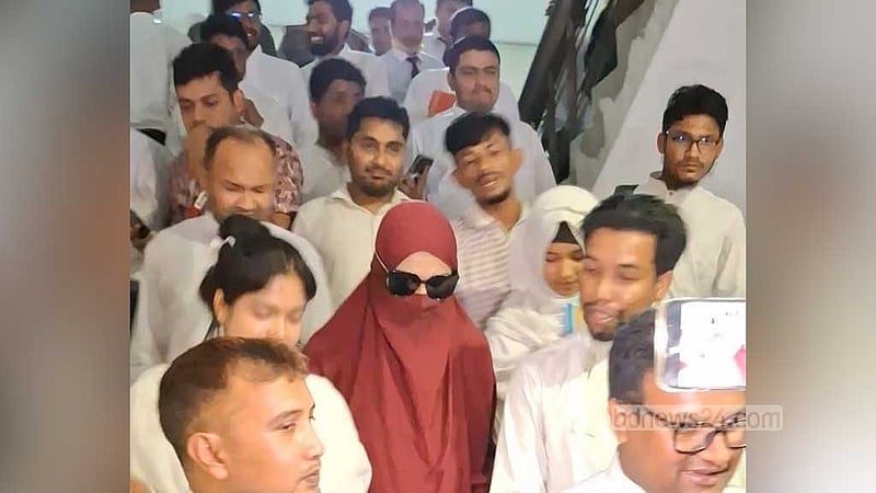 প্রতারণার মামলায় আত্মসমর্পণ করে নায়িকা ববির জামিন