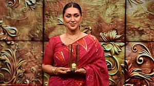 'সোনার কলস’ পেয়ে বাকরুদ্ধ অপু বিশ্বাস