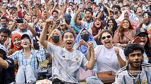 আকাশি নীল-সাদা জার্সিতে ঠাসা ঢাবি!