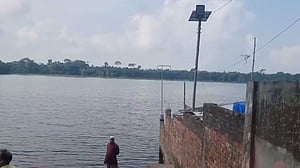 খানজাহান আলী মাজার দিঘির কুমির সরিয়ে নেওয়া হবে