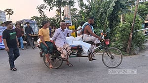 বরগুনায় মা ও দুই মেয়ের লাশ: বিচার দাবিতে লাশ নিয়ে বিক্ষোভ