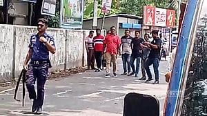 বরিশালে বিএনপি-ইসলামী আন্দোলন নেতাকর্মীদের মধ্যে ধাওয়া-পাল্টা ধাওয়া