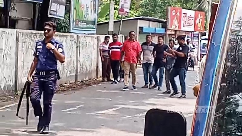 বরিশালে বিএনপি-ইসলামী আন্দোলন নেতাকর্মীদের মধ্যে ধাওয়া-পাল্টা ধাওয়া