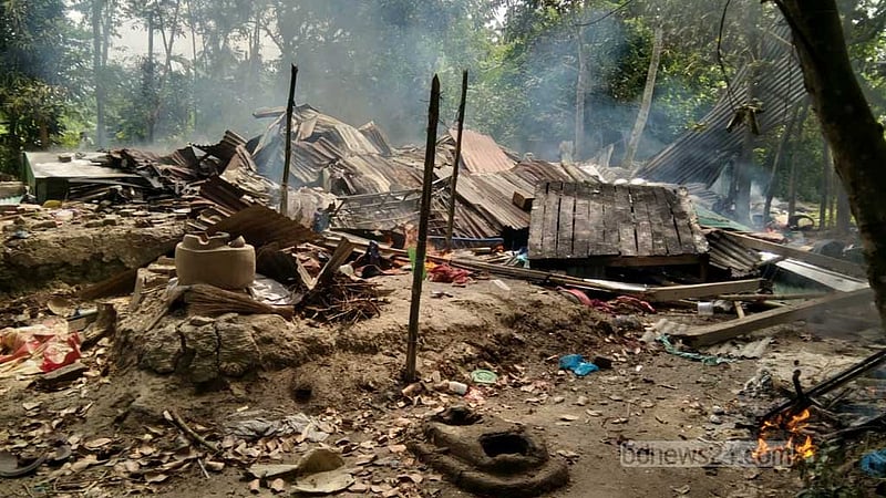 বরিশালে অটোরিকশাচালকের বস্তাবন্দি লাশ: আসামিদের বসতঘরে আগুন দিল ক্ষুব্ধ জনতা