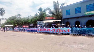 ভাঙা-কুয়াকাটা সড়ক ছয় লেনের দাবিতে বরিশালে মানববন্ধন