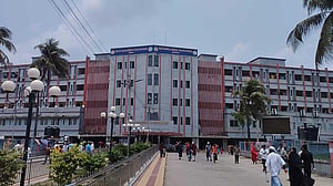 বরিশাল মেডিকেলে কর্মবিরতিতে শিক্ষানবীশ চিকিৎসকরা