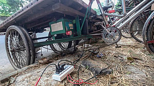 ফুটপাতে রিকশার গ্যারেজ, ছড়িয়ে-ছিটিয়ে বিদ্যুতের তার