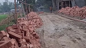 বগুড়ায় কাঁচা রাস্তায় রাতারাতি ইট, প্রধানমন্ত্রীর সফর শেষে উধাও