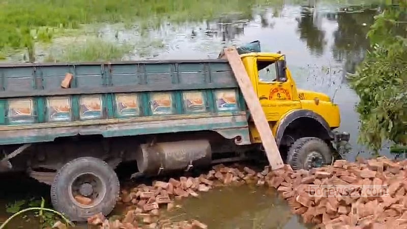 ব্রাহ্মণবাড়িয়ায় ইটবোঝাই ট্রাক নিয়ন্ত্রণ হারিয়ে খাদে, নিহত ২
