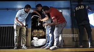 ব্রাহ্মণবাড়িয়ায় ট্রেনের ইঞ্জিনে বস্তাভর্তি গাঁজা, লোকোমাস্টার আটক