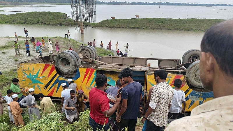 ব্রাহ্মণবাড়িয়ায় বাস খাদে পড়ে নিহত ৪