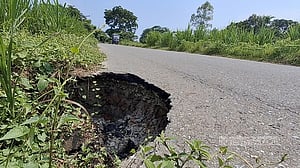 শতাধিক গর্তে ঝুঁকিতে চাঁদপুরের মেঘনা-ধনাগোদা বেড়িবাঁধ