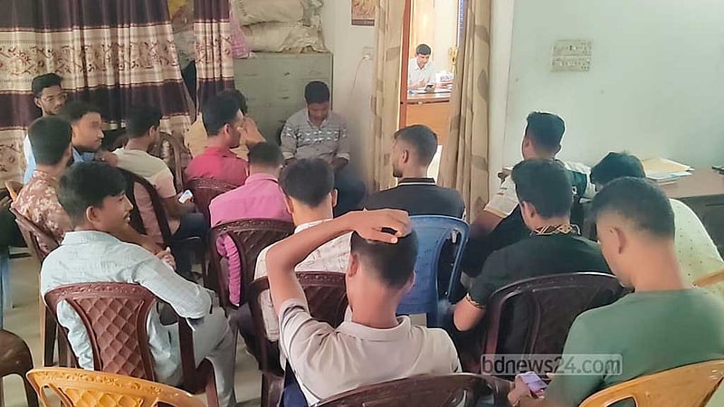 চাঁদপুরে পল্লী বিদ্যুৎ কার্যালয়ে অচলাবস্থা, ডিজিএমকে অবরুদ্ধ করে অপসারণ দাবি