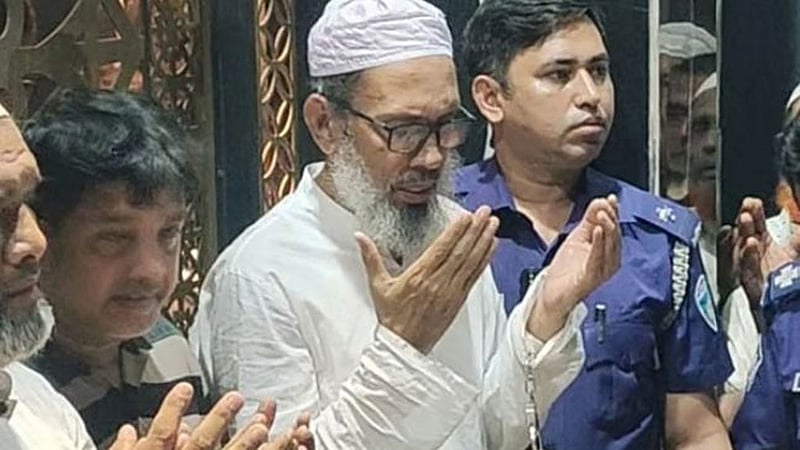 পটিয়ায় হাতকড়া নিয়ে মায়ের জানাজায় আওয়ামী লীগ নেতা