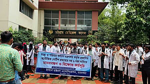 চট্টগ্রাম মেডিকেলে ইন্টার্ন চিকিৎসকদের কর্মবিরতি চলছেই