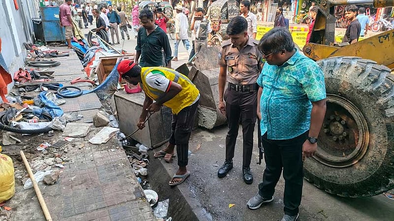 চট্টগ্রামে সড়কের পাশ থেকে ‘২০০ দোকান উচ্ছেদ’