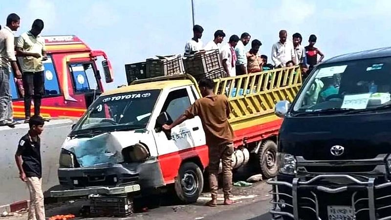 চট্টগ্রামে পিকআপ কাড়ল বাবা-ছেলের প্রাণ
