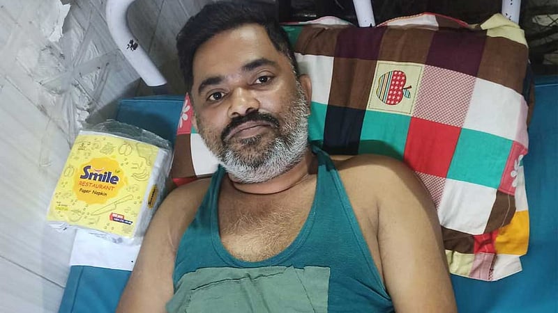‘চাঁদা দাবির’ অভিযোগ: ফেইসবুকে লাইভে এসে ‘বিষপানে আত্মহত্যার চেষ্টা’ ব্যবসায়ীর