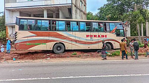 লোহাগাড়ায় ২ বাসের সংঘর্ষে কলেজ ছাত্রীর মৃত্যু