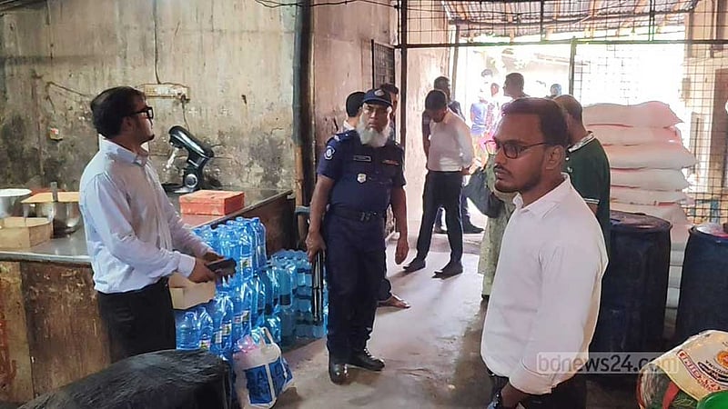 চুয়াডাঙ্গায় অস্বাস্থ্যকর পরিবেশে খাদ্য তৈরি, ৫০ হাজার টাকা জরিমানা