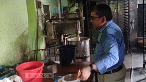 চুয়াডাঙ্গায় অপরিচ্ছন্নতা ও অবৈধ লোগো ব্যবহারে ২ প্রতিষ্ঠানকে জরিমানা