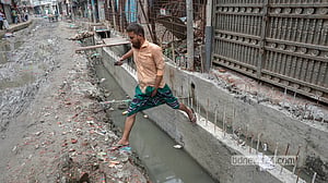 ড্রেনেজ সংস্কার কাজে ধীরগতি, ভোগান্তি