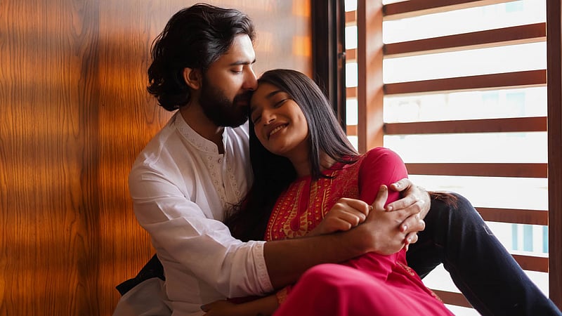 রূপ-টাকা নাকি মানসিক সংযোগ-   ভালোবাসা খোঁজার আসল উপায় কী?