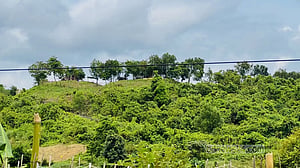 ওপারের যুদ্ধে ভুগছে এপারের মানুষ