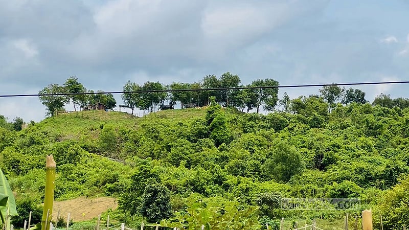ওপারের যুদ্ধে ভুগছে এপারের মানুষ